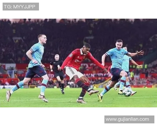 伯恩茅斯与雷丁昨晚激战成平局比分如何揭晓比赛精彩瞬间分析